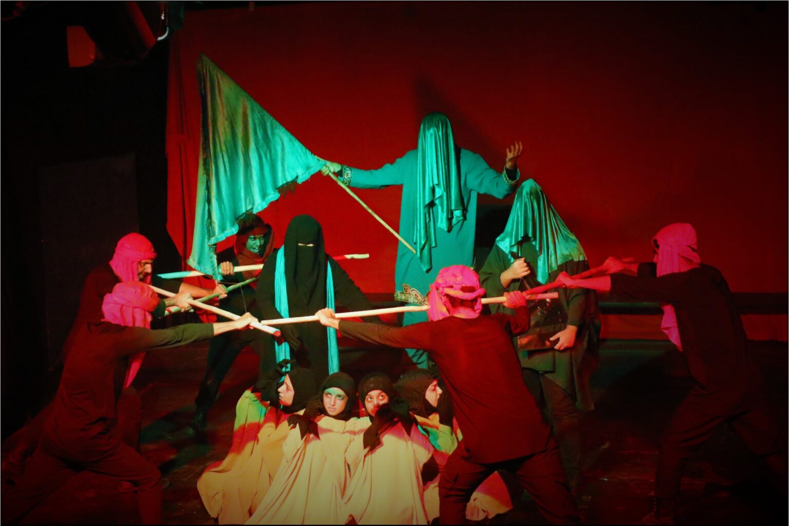 پایان نمایش به رقص ارغوانی آتش در تماشاخانه هودی شیراز